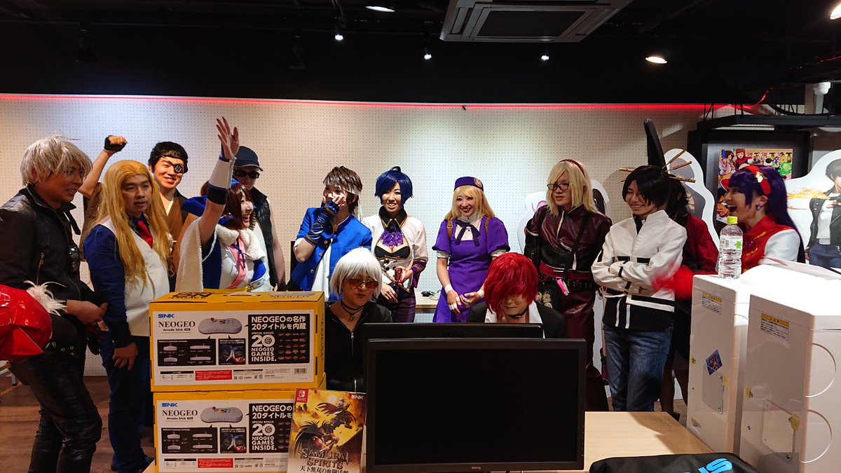 yatsudjiro's tweet photo. 対戦しているプレイヤーもコスプレイヤー、ギャラリーもみんなコスプレイヤー。こんなにも楽しい空間はなかなか無い! #KOFes #KOFes2019 https://t.co/KTGyI4LB8g