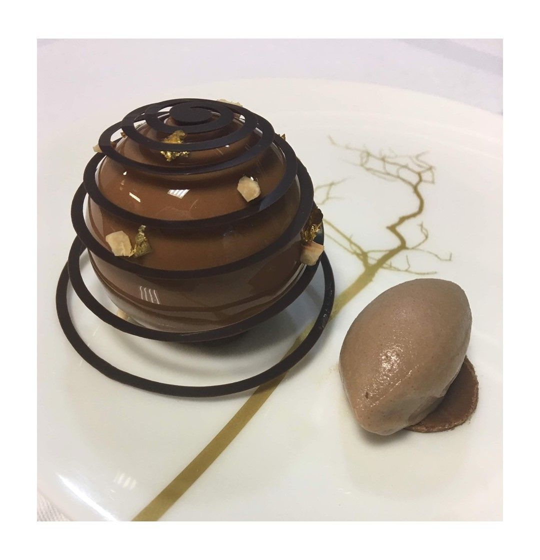 ❄️XMAS RECIPES❄️In need of inspiration for your Christmas dessert? 🍫Look at this exquisite creation “Praline ball” using MANJARI 64% PURE MADAGASCAR by <a href="/planggersbest/">Jonas Plangger</a>  from <a href="/CoworthParkUK/">Coworth Park</a>! Register through myresponsiblexmas.co.uk &amp; receive the recipe! @classicFineFood