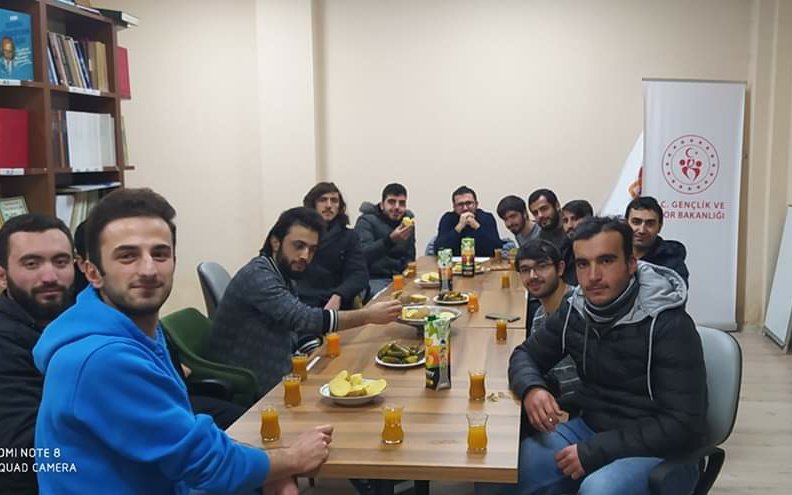 Gümüşhane Yakaza kitap kahvede üniversiteli gençler Müslümanlıkta dava şuuru ve teşkilatçılık konusunu konuştular.