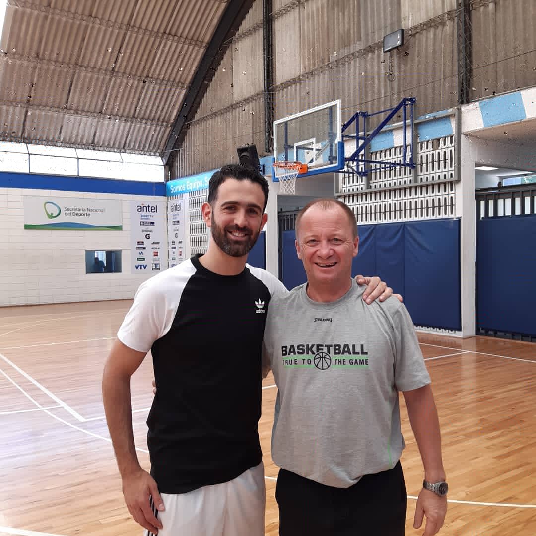 Allende_Nando's tweet photo. Formarse con colegas, intercambiar opiniones e información es clave para el crecimiento personal, profesional y del deporte
#ClinicInternacional #Magnano #Bojanich #DíazVélez #Cefubb https://t.co/Qz6LM1lAWy