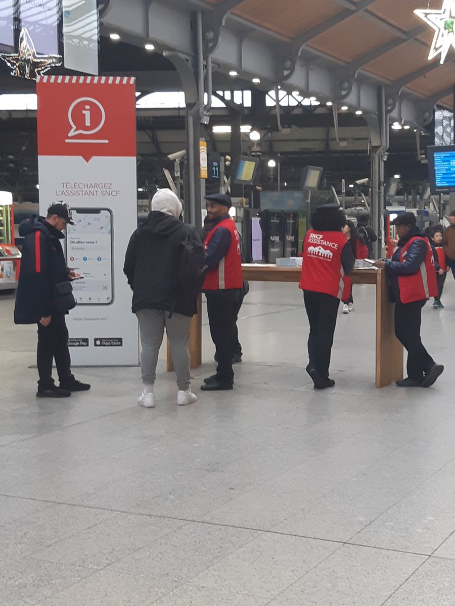 2_agents's tweet photo. En gare de Paris st lazare nos agents sont présents pour vous informer sur l etat du traffic des lignes LAJ
#parisstlazare #lapourvous https://t.co/EpylTsiAqR