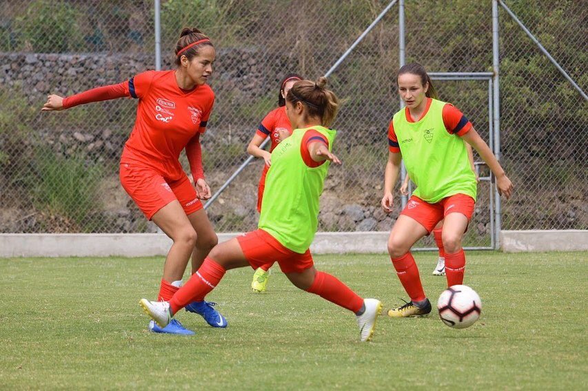 BelenQuinatoaM's tweet photo. La Selección Femenina de Ecuador 🇪🇨 cumplió con su primer amistoso de tres que jugará frente al @SCfemenino. El resultado final terminó 3-0 a favor de las tricolores con goles de Carina Caicedo, Tatiana Bermeo y Karen Flores. 

📸: @FEFecuador https://t.co/5HZgglcHU3