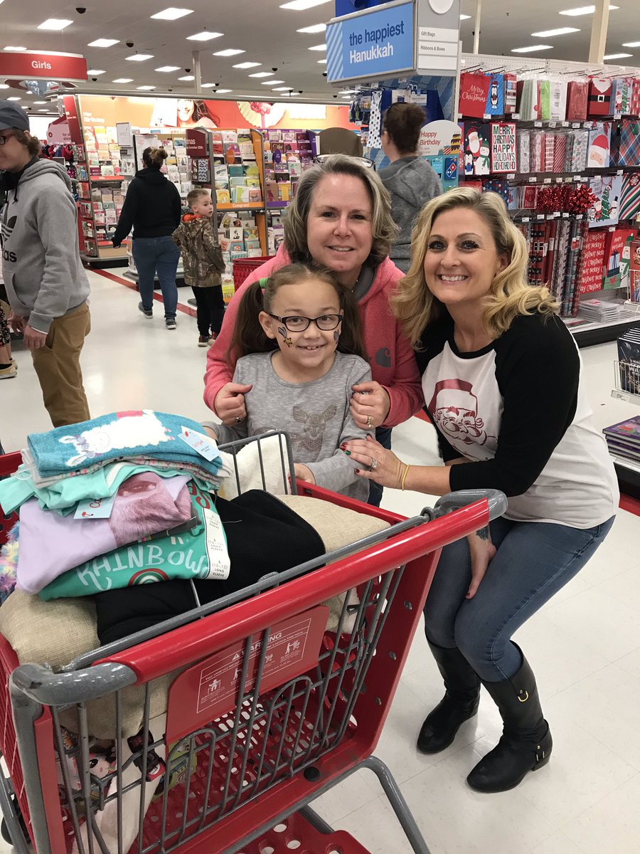 tussingtigers's tweet photo. Thank you to @Target @Kiwanis @Sedonataphouse CH Police Department and the CH community for sponsoring Heroes and Helpers to@support our students @tussingtigers @LES_CHPS @NES_CHPS @CHColonialPride @CHPSK12 https://t.co/QfBd4uT4gg