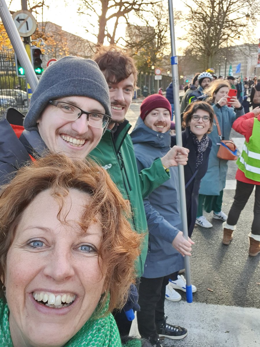 miekeschauv's tweet photo. Hoopvol. Duidelijk signaal van verbondenheid om de zorg voor het klimaat. @Zu_Demir, stel ons niet teleur en zorg voor een ambitieus klimaatplan. #excelleren #hetkanecht https://t.co/Iy0waYNdVl