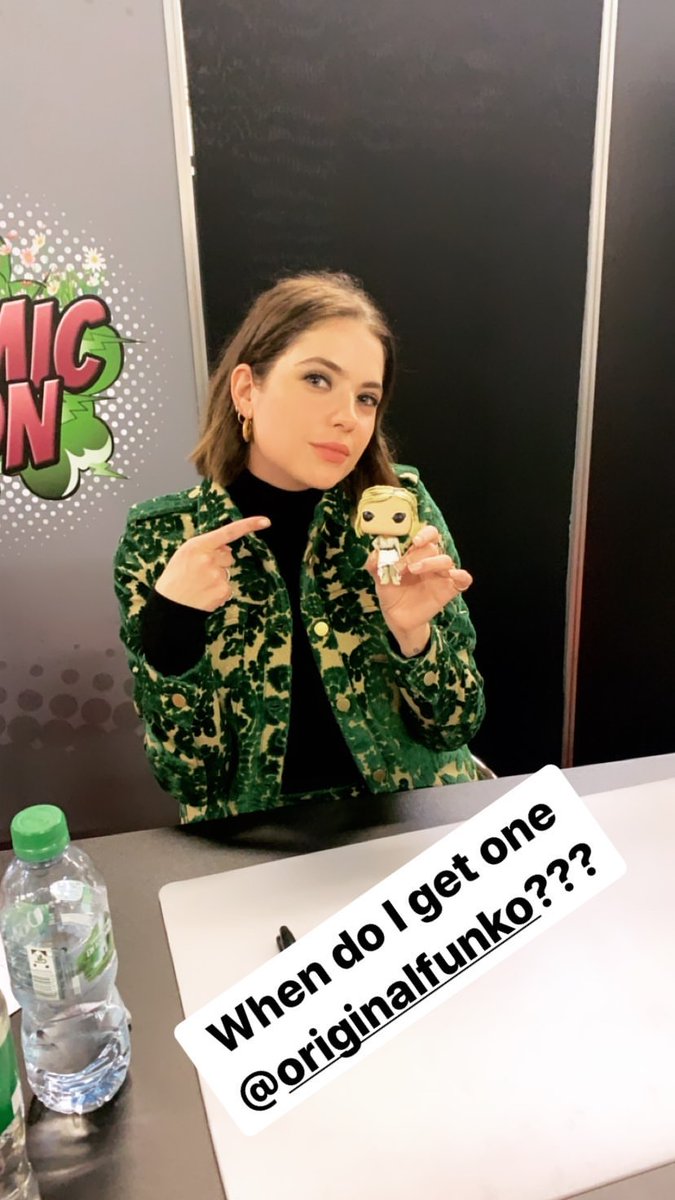 PLL_random's tweet image. #RosewoodReunion #PLLCon 

Ashley reivindicando los @OriginalFunko de #PLL