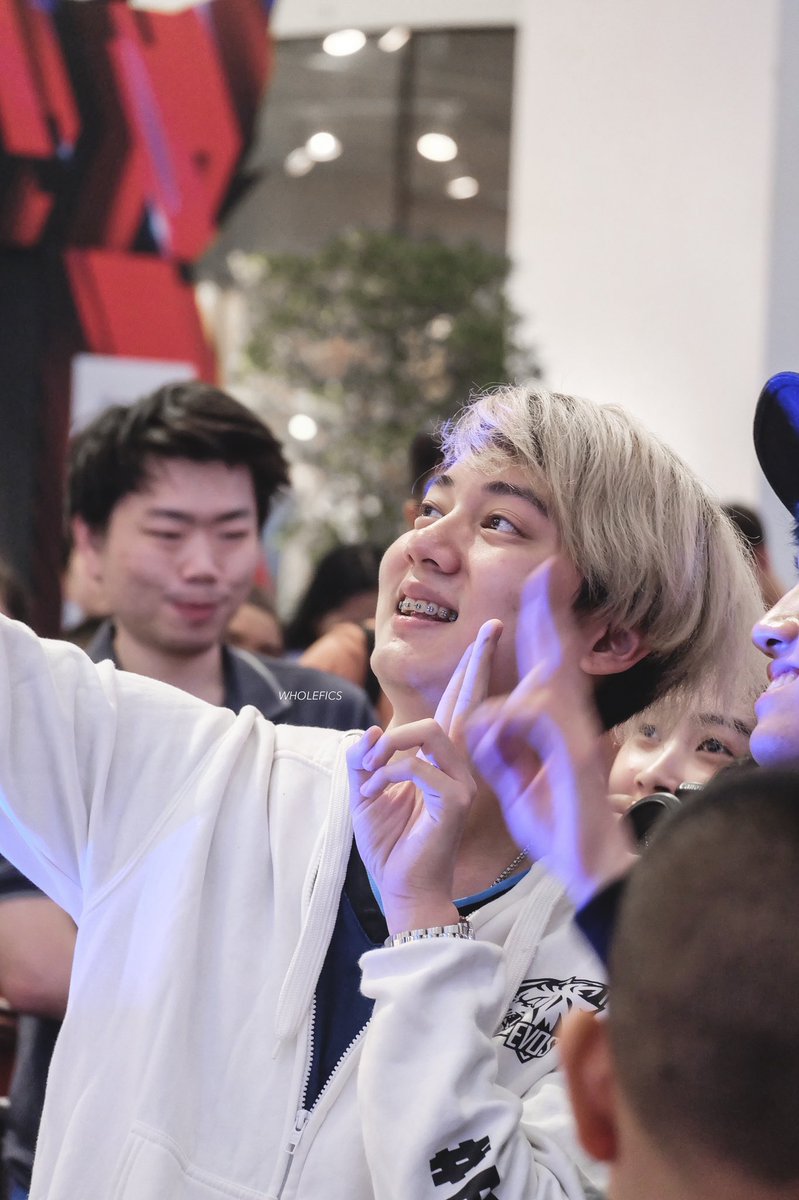 whole__fics's tweet photo. 191208 แชะ แชะะะ 📸  #Wanoiz #EvosDebut https://t.co/j0HbGTqz0y