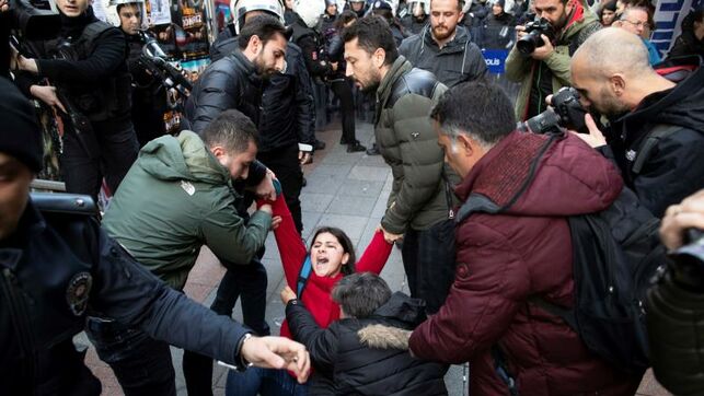eldiarioes's tweet photo. La Policía dispersa una marcha de mujeres que cantaba "Un violador en tu camino" en Estambul por considerar la letra inaceptable https://t.co/xqdYtp0yGD  

👉 Los agentes cargaron varias veces para dispersar a las manifestantes y detuvieron a seis mujeres https://t.co/OZus8Vdlkv