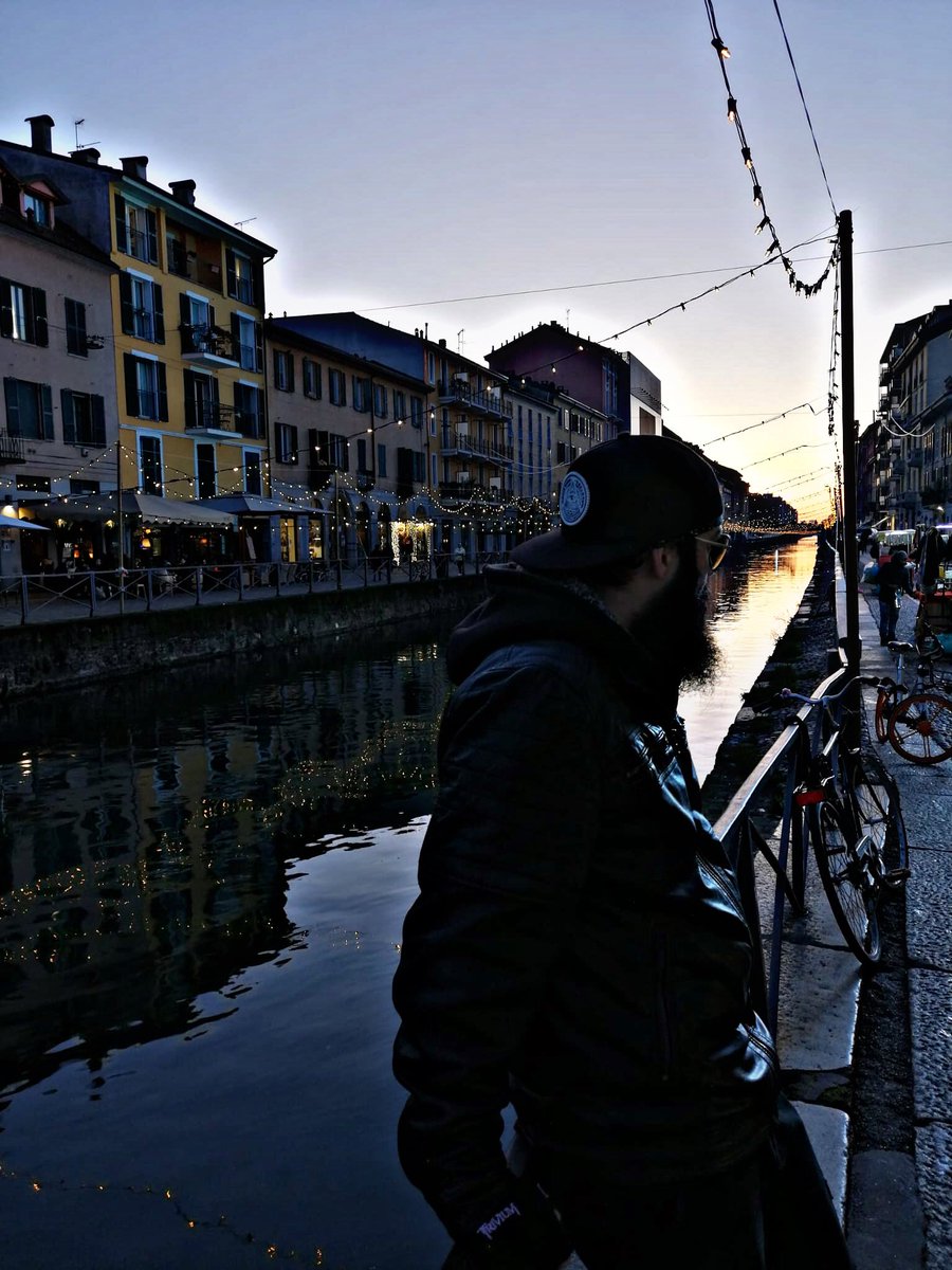 CheviJdn's tweet photo. “Miticafotoposturetaenmilanmirandoalanadapensandoentodoblablablajodanmucho”
.
.
.
.
#italia #milano #canales #viaje #lostiempos #chevini #jodan #milan #piscolabis #metal #navigliogrande #postufoto https://t.co/ihSwMxd0da