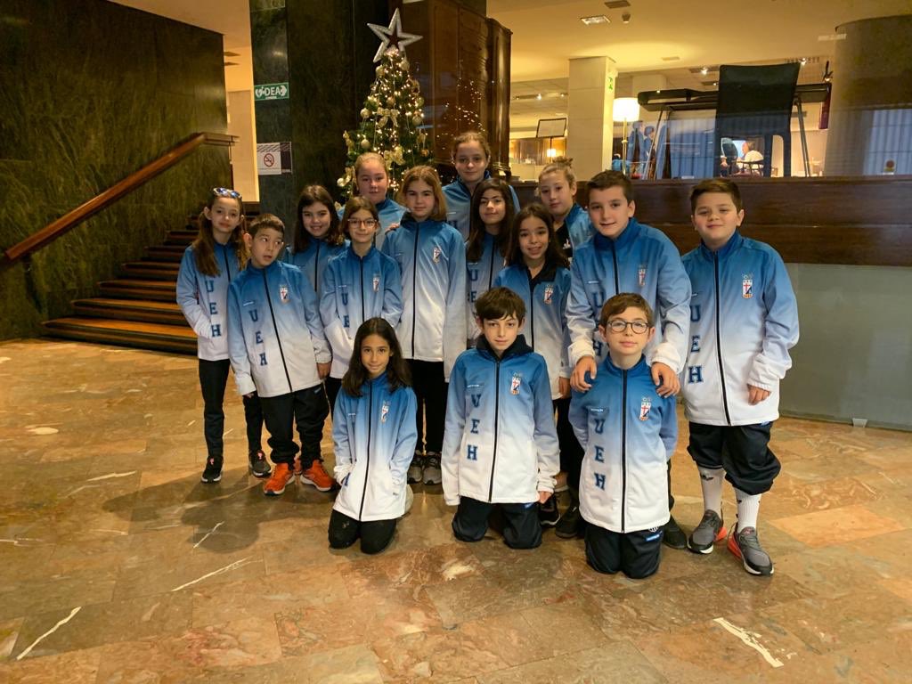 UEHorta's tweet photo. Felicitats als entrenadors i jugadors 🤽🏻♂️🤽♀️benjamins i alevines pel gran trofeu #Poloamigos2019 que han fet.
A lafinal els benjamins segons al perdre 5-8 vs @CNBARCELONA i les alevines 4tes. Gran experiència !
#wpUEH https://t.co/Ov10FAIq0W