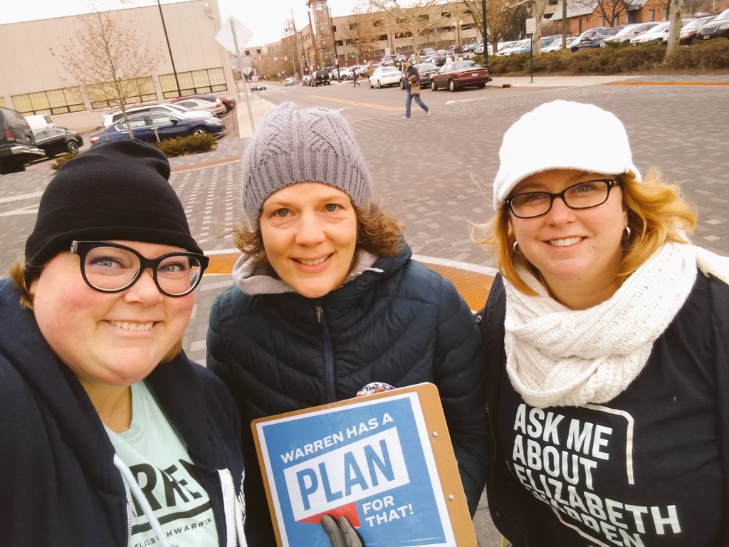 somertimeoh's tweet photo. Collecting signatures and talking about @ewarren with the crafting enthusiasts of Columbus 🗽🗳️🥰
#TeamWarren #WarrenWeekendofAction https://t.co/aWASvKADgK