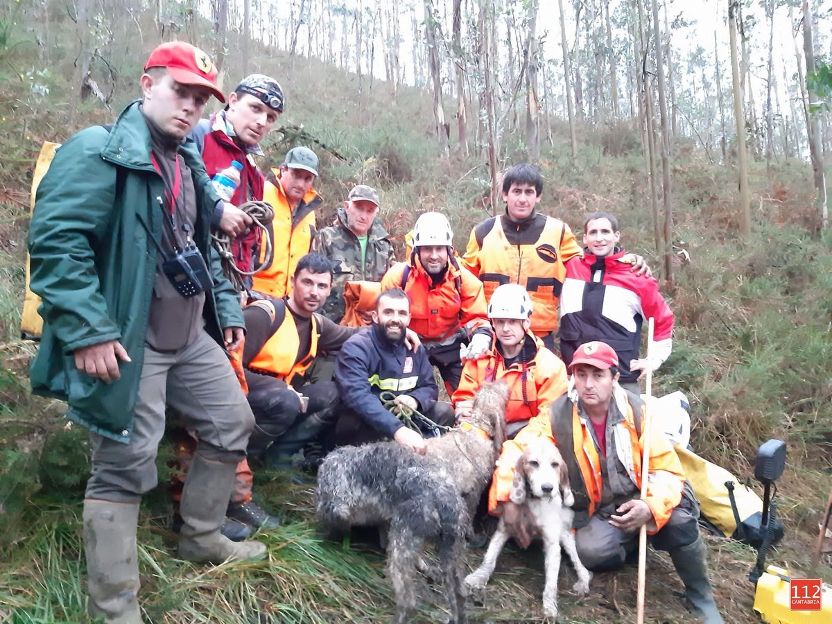 112Cantabria's tweet photo. #Rescate3PerrosCaza en el monte Caviña, en lo alto de #Labarces (#Valdáliga) entrando por finca Los Pinos. Los 3 perros han caído en una torca angosta de 10 metros de longitud, al seguir el rastro de un jabalí. Bomberos de #Valdáliga han conseguido rescatarlos en perfecto estado. https://t.co/Dr5t7HQ5bL