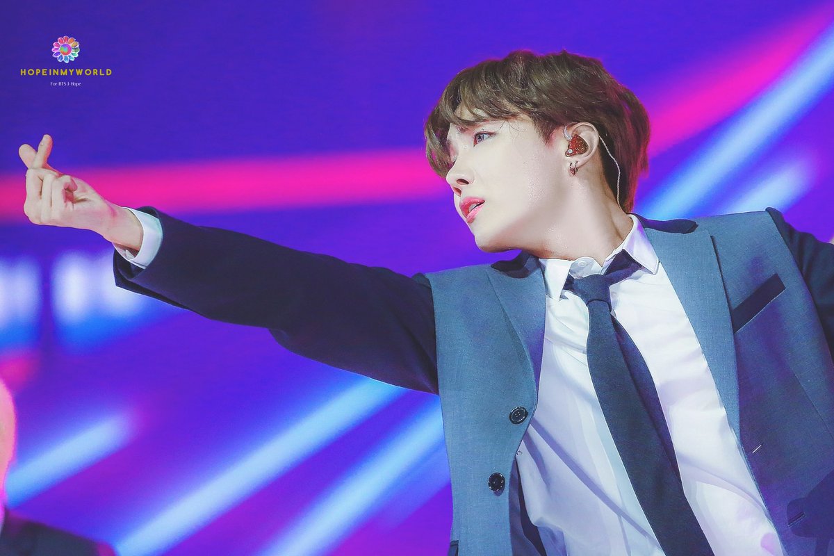Hope_InMyWorld's tweet photo. 191130 MMA 

💗
#JHope #제이홉 #정호석 #호비
#BTS #방탄소년단 
@BTS_twt https://t.co/u0NjmH2vh7
