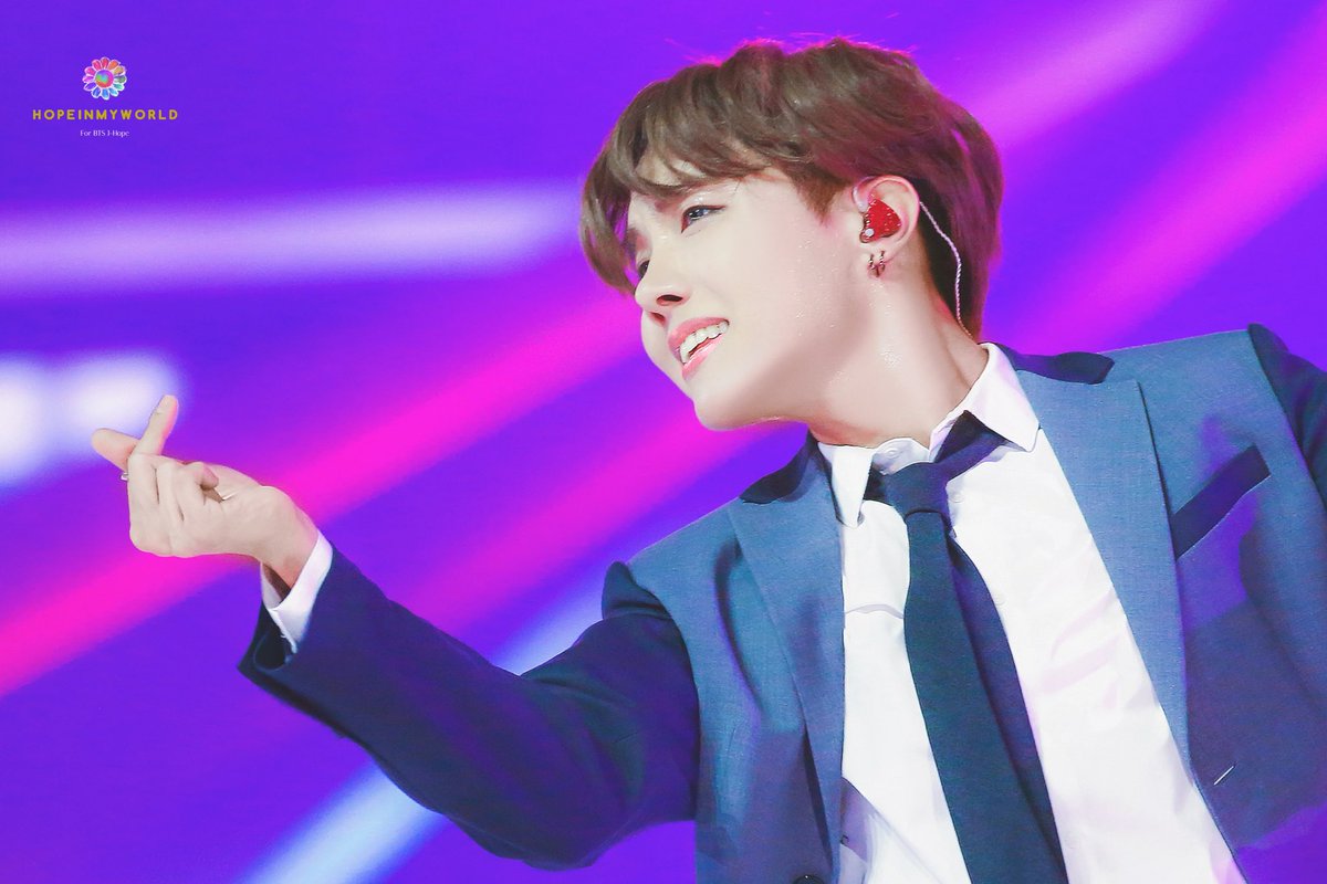 Hope_InMyWorld's tweet photo. 191130 MMA 

💗
#JHope #제이홉 #정호석 #호비
#BTS #방탄소년단 
@BTS_twt https://t.co/u0NjmH2vh7