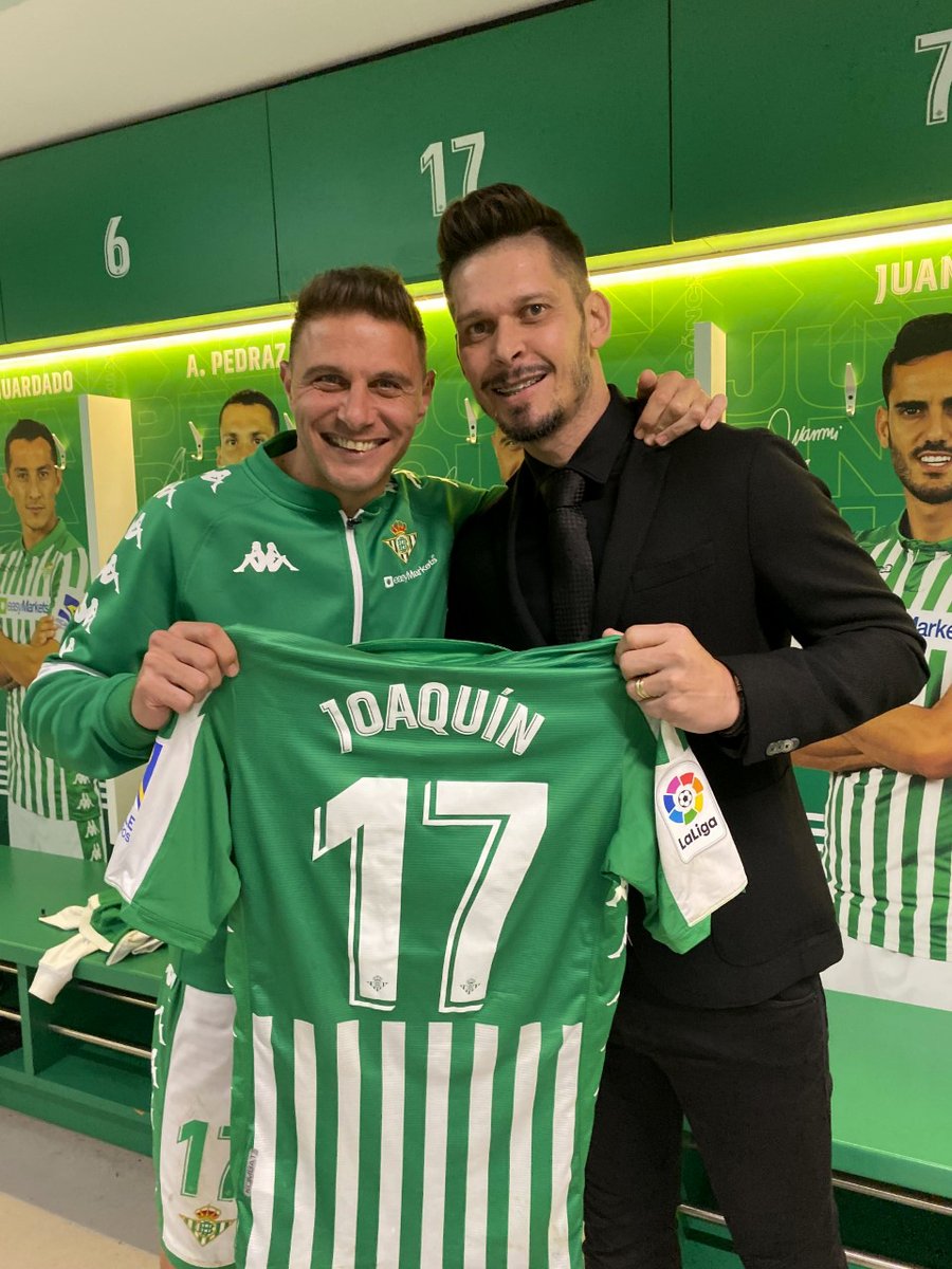 RealBetis's tweet photo. Una camiseta histórica para alguien muy especial 👕🎁 ¡@joaquinarte se la regaló a nuestro querido @EduSchimidt! 🤗 https://t.co/vNYZvMjY5e