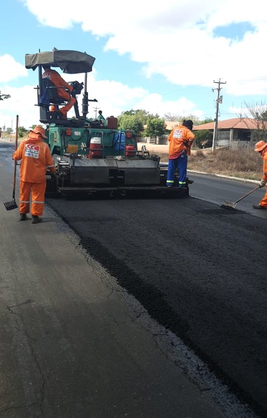 tarcisiogdf's tweet photo. Domingão de sol e o @DNIToficial tá como? Trabalhando a todo vapor na manutenção da BR-116/CE em serviços de fresagem e capa de CBUQ. Investimentos de R$ 10 mi, neste fim de ano, na recuperação dos pontos + críticos das rodovias do estado. BR-122 e BR-020 tb serão contempladas. https://t.co/4U3bZiGHYy