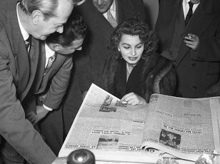 engraz's tweet photo. “Noi sappiamo che sotto l’immagine rivelata ce n’è un’altra più fedele alla realtà...” (Michelangelo Antonioni). #Parliamoci, anche di “#Trieste e il #cinema”
Da domani in regalo con Il Piccolo. I fascicoli di un libro unico.
https://t.co/lsJE4tKeM3 https://t.co/9kjjAae9nK