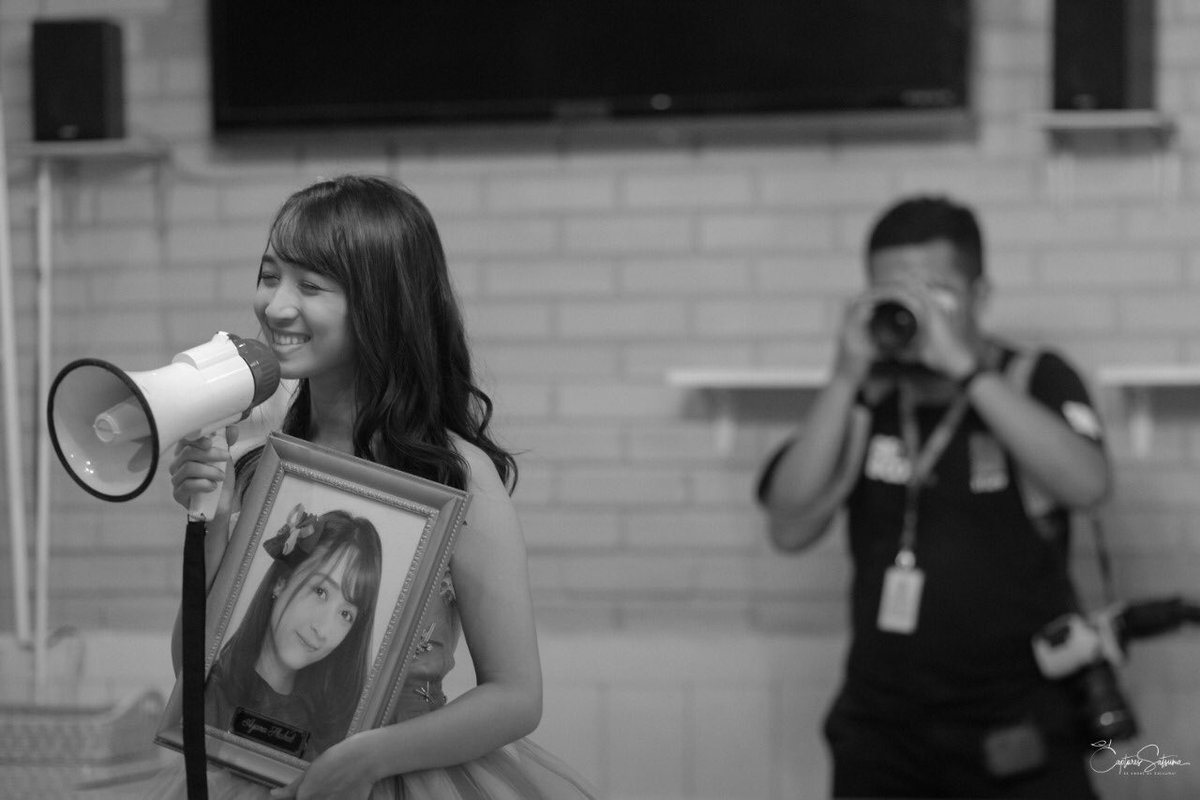 CapturesSatsuma's tweet photo. “We’re both looking at the same moon, in the same world. We’re connected to reality by the same line. All I have to do is quietly draw it towards me.” - Sputnik Sweetheart, H.M. @achanJKT48  #AYANATHENEXTSTORY @Achanation_INA @_JKT48TeamT https://t.co/epQLwxQPia