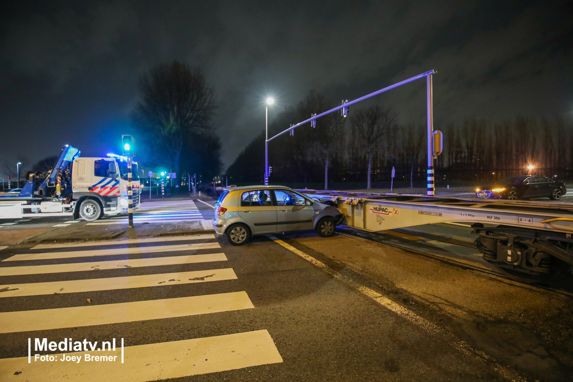 Korperweg Rotterdam: ongeval Auto vs wagon. Auto had groen licht, wagon stond stil en blokkeerde de rijbanen. ProRail doet onderzoek. Bestuurder ongedeerd, auto total-loss.