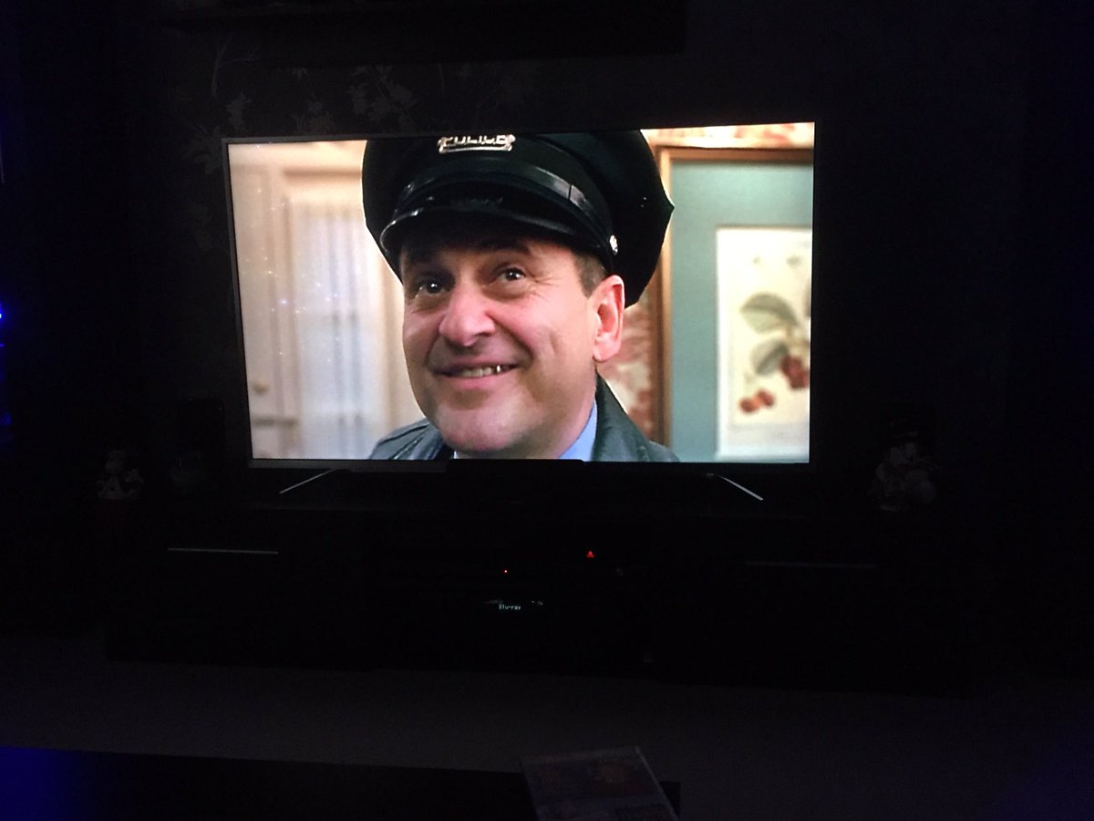 BobsterSteve's tweet photo. Trees up, that can only mean one thing .... Merry Christmas Ya Filthy Animals #Christmastradition #BestXmasMovieEver #WetBandits https://t.co/ciQ4Rer0Xt