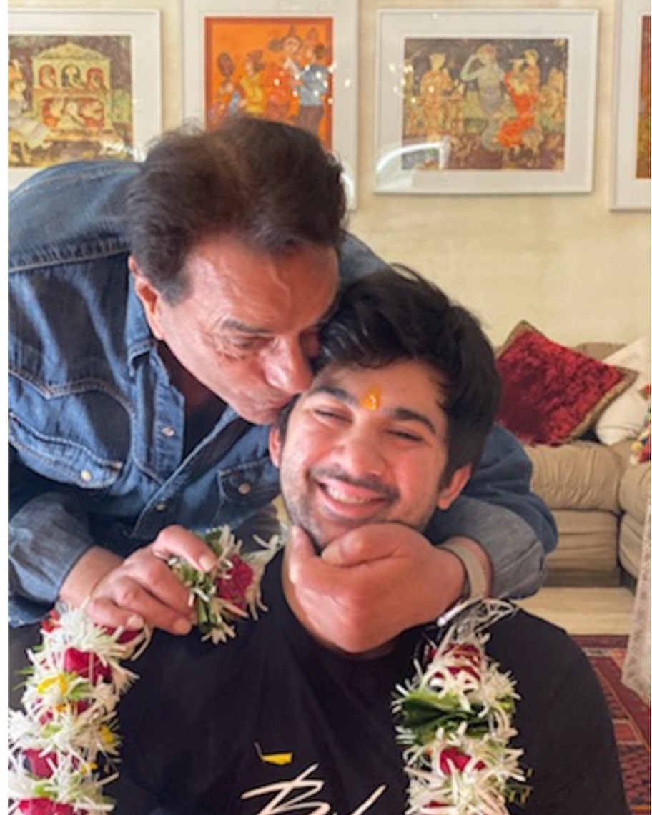 sowika71's tweet photo. #DeolFamily celebrates Dharam ji's birthday.
Sunny, Bobby, Karan, Esha  shared these lovely family photos.💖 🎂
#HappyBirthdayDharmendra https://t.co/5yy5mierZg