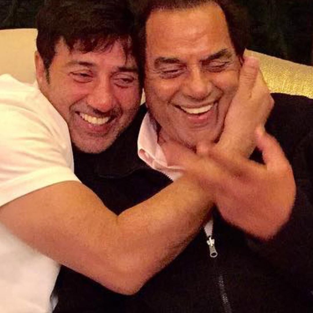 sowika71's tweet photo. #DeolFamily celebrates Dharam ji's birthday.
Sunny, Bobby, Karan, Esha  shared these lovely family photos.💖 🎂
#HappyBirthdayDharmendra https://t.co/5yy5mierZg