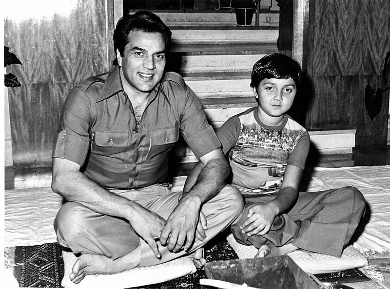 sowika71's tweet photo. #DeolFamily celebrates Dharam ji's birthday.
Sunny, Bobby, Karan, Esha  shared these lovely family photos.💖 🎂
#HappyBirthdayDharmendra https://t.co/5yy5mierZg