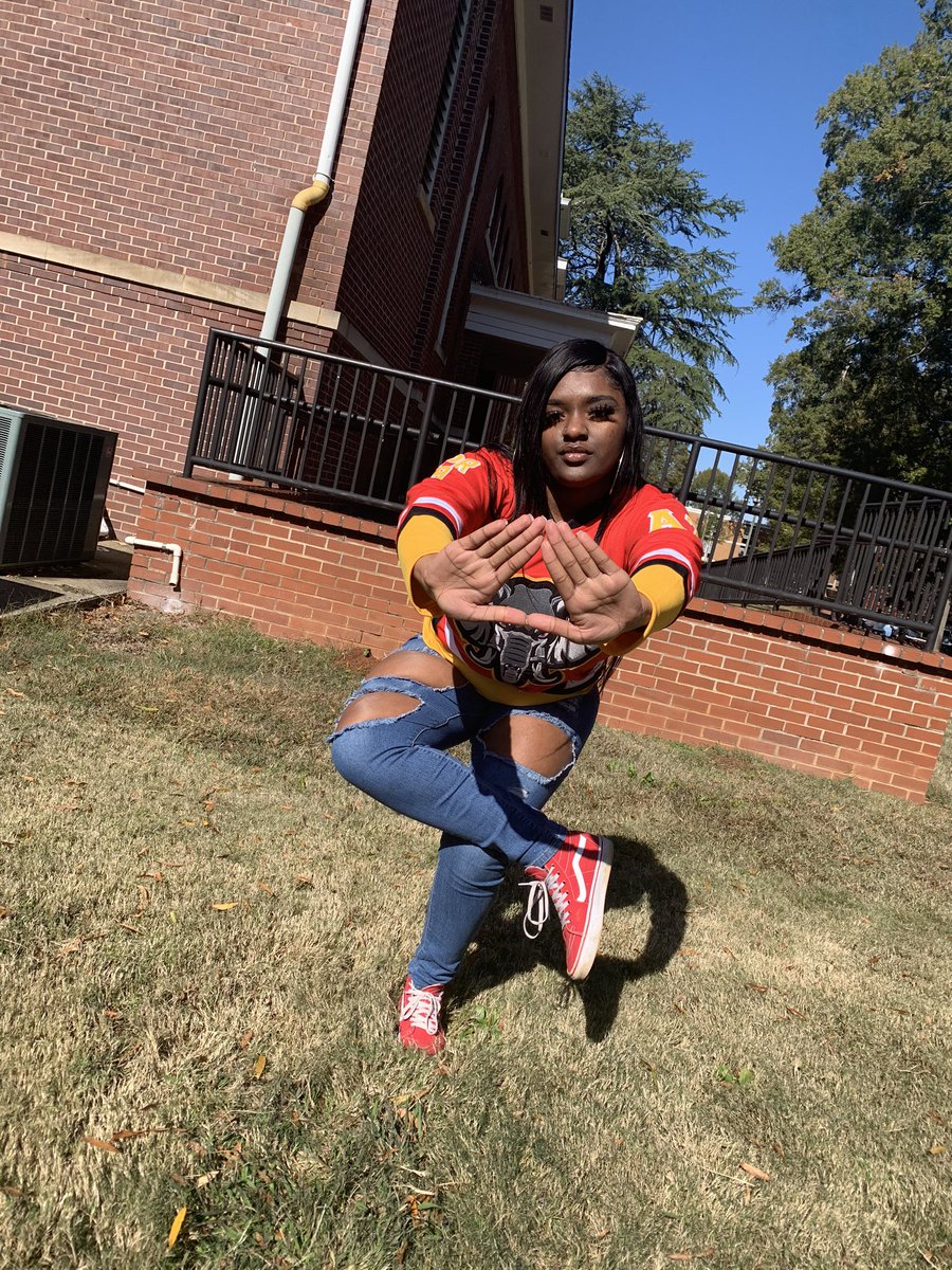 goddessjvyy's tweet photo. 2019 has been an blessed year for me. Full time College Junior, Delta Woman, overcame depression, attended conferences for my major, Active Social Work Club member, Presidential Honor Society,$4,500 scholarship , at the age of 19?! And not to mention I HAD A JOB BALANCING IT ALL https://t.co/4YGhRyMj5i