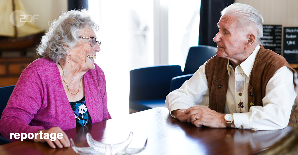 "ZDF.reportage: Speed-Dating im Alter - Senioren suchen Anschluss": Renate L. und ein Horst G. sitzen an einem Tisch nebeneinander. Renate lacht Horst an während dieser mit ihr redet. Sonntag, 18 Uhr im ZDF.
