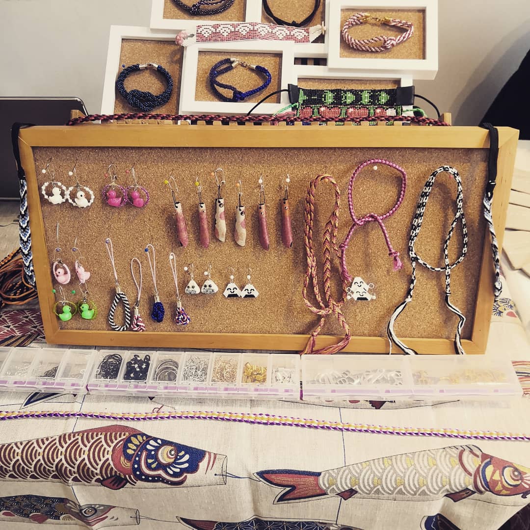 stripedkoi's tweet photo. #japanil #projetjapanofil #stand #moulindewazemmes #marchecreatif #lille #kumihimo #promouvoir #projet #descreatricessouslesapin
Voilà une journée bien remplie qui regonfle le cœur et qui donne envie de continuer à faire de mon mieux pour faire découvrir le Kumihimo en France. https://t.co/0sBSwDvw9f