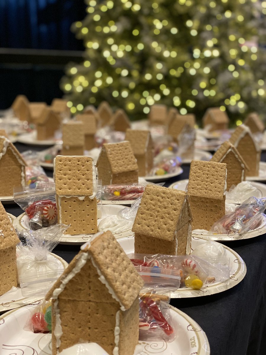 missdkatherine's tweet photo. Bank of America proud to volunteer & support our inaugural #BankofAmerica Neighborhood Champion, #ChristKitchen! @BankofAmerica team photo w/ the @christkitchen_ Family at their 15th #GingerbreadBuildOff2019! Join us today till 4pm!
#BofAVolunteers #MerryQuestmass #Spokane https://t.co/DnCDHS9iYs