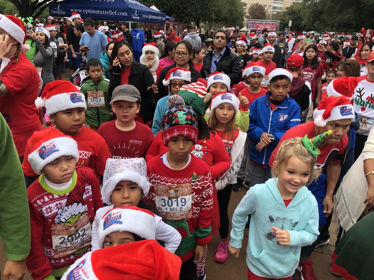 SteamWalnut's tweet photo. Students and teachers make us proud as they #runforaclaus. Dedication and patience pays off for these Wildcats @LHSchools https://t.co/Ps8tHSMFsX