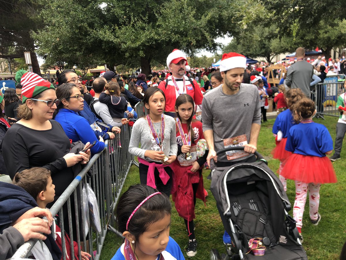 SteamWalnut's tweet photo. Students and teachers make us proud as they #runforaclaus. Dedication and patience pays off for these Wildcats @LHSchools https://t.co/Ps8tHSMFsX