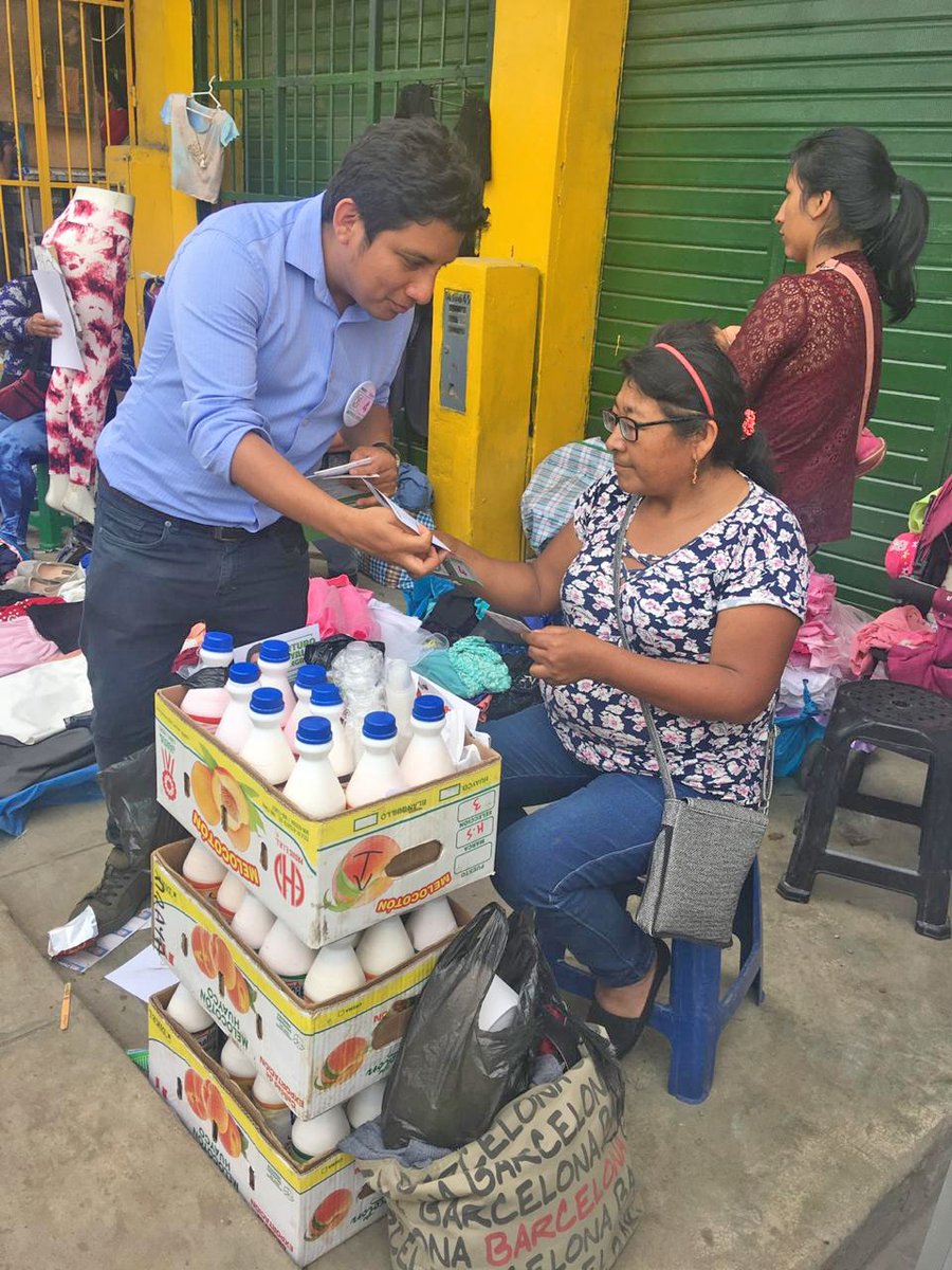 arturoayala_3's tweet photo. Hoy estuve en #VillaelSalvador. Gente chamba, de sol a sol, pero siempre termina con las justas el mes. Peor si eres joven, tienes que pagar "derecho de piso". Doble abuso.
Por ellos vamos a crear la ley del primer trabajo, con derechos y formación laboral.
#MarcaJP #Escribe4 https://t.co/gIXeqZ5knJ