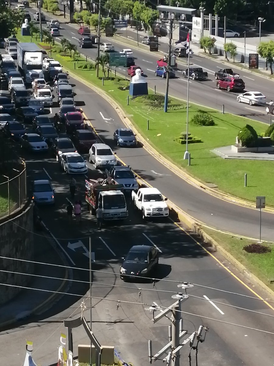augaspar11's tweet photo. @alertux Tráfico sobre Blvd. Los Próceres por accidente. https://t.co/DweVoKTbcO