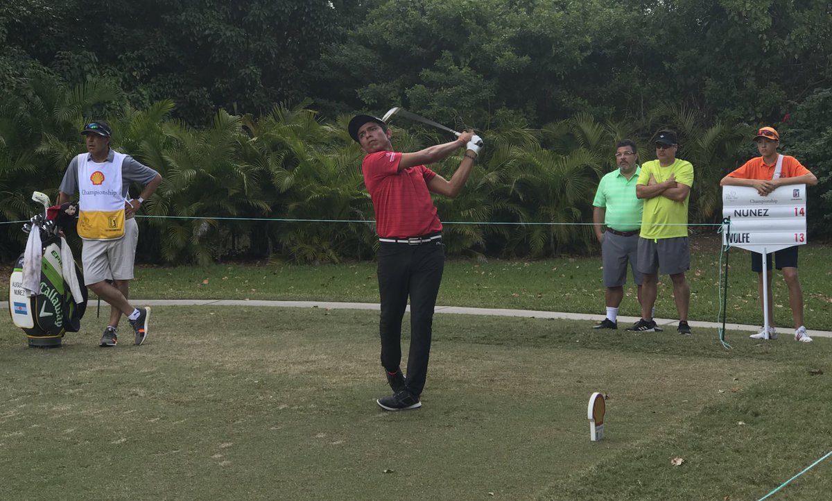 PGATAmericasESP's tweet photo. Una lucha de dos... @AugustoNGolf 🇦🇷 (-14) tiene un golpe de ventaja sobre @JaredWolfepro 🇺🇸 (-13) al completar 7 hoyos de la Ronda Final del #ShellChamp. El tercer lugar luce distante con -9. #pgatourla https://t.co/zDOrw7kqCg