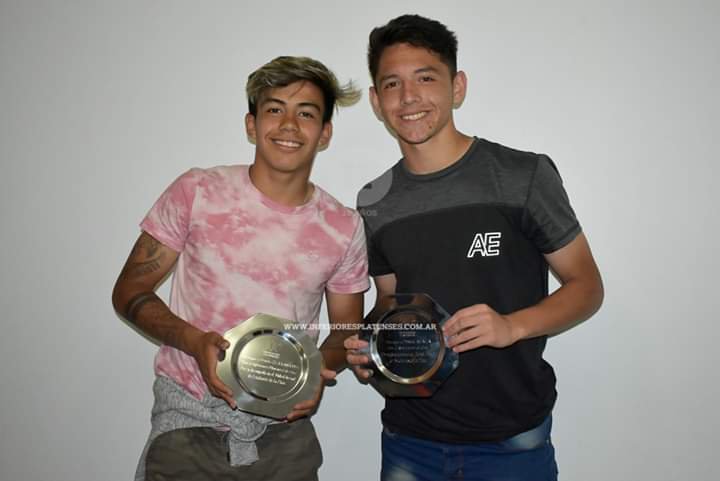 InferioresP's tweet photo. #EDLP 🇦🇹🦁 Para el partido ante @AAAJoficial concentran los recientes premiados en las #FiestasIP 🎉: Darío Sarmiento (03) y David Ayala (02). A ellos se les suma el Revelación de Oro 2017, Facundo Mura, que desde el inicio del año está presente en las convocatorias de #Primera. https://t.co/MdxDGQVPej