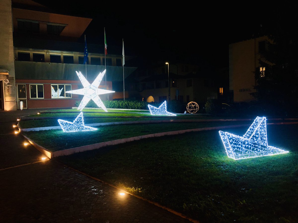 GioBertazzoli's tweet photo. Bellissima Festa di Accensione delle nostre Luci d’Artista sparse per la nostra Sarnico!!! 😜👍🏻🔝🎅🏻 🎄 🌟 🌟 🌟 

Luci d’artista, Pista di Pattinaggio, Casette di Natale e il bellissimo Capodanno in piazza. 

Sarnico sempre al 🔝🔝😜👍🏻
#ComuneSarnico
#ProlocoSarnico
#SarniCom https://t.co/KcjjuTb52f