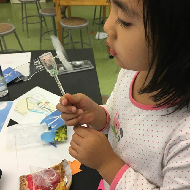 PhysicsKids's tweet photo. Children learning about wind power and clean energy! This 1st grade student said Quantum Physics for Kids is her favorite afterschool class! ❤️🧲💡 #physicsforkids #stemkids #stemlearning #stemeducation #futureinventors #sustainability #cleanenergy #wi… https://t.co/UDtgIZJofK https://t.co/jnTbiBLSxB