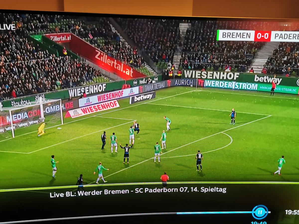 NurekSimon's tweet photo. Und wieder sieht der #VAR nicht gut aus 🤦‍♂️vor dem 0:1 für @SCPaderborn07 hebt der Schiri assi die Fahne und trotzdem greift der #VAR ein, einfach nur schlecht @werderbremen @SkySportDE https://t.co/bJ0PrP47dr
