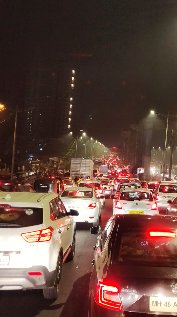 itsJDmade's tweet photo. This is what a Sunday, post midnight looks like on Western Express Highway. I don't think I love you anymore, Mumbai. 💔 https://t.co/cDvfrmgoev