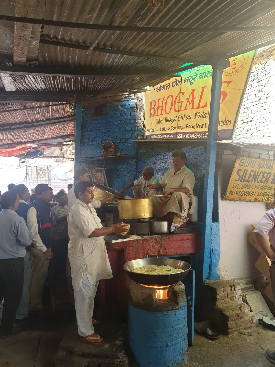 gauravwankhede's tweet photo. #Bhogals #CholeBhature #ConnaughtPlace Delhi 1️⃣0️⃣0️⃣% best quality and taste.
@bhupendrachaube @rohini_sgh https://t.co/pNTVUk0pc7