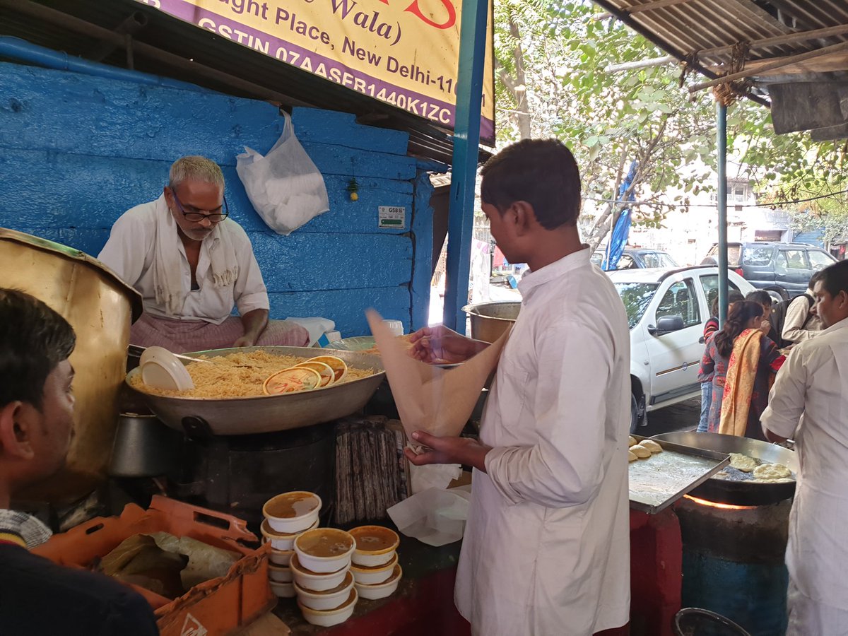 gauravwankhede's tweet photo. #Bhogals #CholeBhature #ConnaughtPlace Delhi 1️⃣0️⃣0️⃣% best quality and taste.
@bhupendrachaube @rohini_sgh https://t.co/pNTVUk0pc7