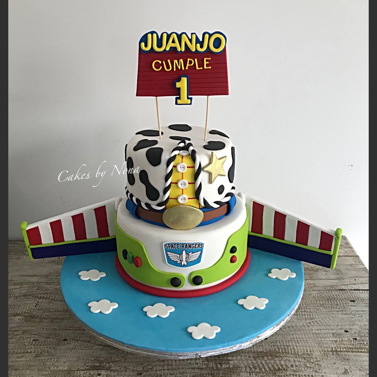 Cakesbynona's tweet photo. Toy story themed first bday cake #toystorycake #toystory #toystoryfirstbdaycake #firstbirthday #firstbdaycake #cakesbynona #cakedecorating #fondantcake #cakesbynonamex #fondantart #customcakes #bestcakes #losmejorespasteles #kidscake #pastelesinfantiles#customizedcakes https://t.co/ezy5pVshD9