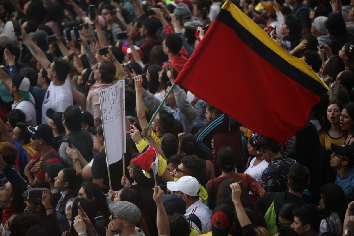 <a href="/AdrianaLucia/">Adriana Lucía</a> <a href="/ClaudiaLopez/">Claudia López Hernández</a> <a href="/IvanDuque/">Iván Duque 🇨🇴</a> <a href="/bombaestereo/">Bomba Estéreo</a> Los manifestantes cada vez más cerca de la 85. Cientos de personas a esta hora se movilizan del Parque de lo Hippies en dirección norte. Muchos de ellos gritan que se respeten los Acuerdos de paz y claman por la vida de los líderes sociales amenazados → bit.ly/2P3RjWm