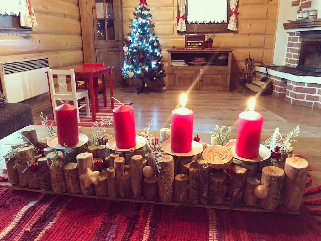 chalupky_sk's tweet photo. Druhá adventná nedeľa je už za nami a my práve pripravujeme sviatočnú výzdobu našich chalúpok, aby naši hostia mali počas pobytov u nás tie najkrajšie Vianoce a Nový rok 🎄 🎉. #chalupkyubabky #liptov #booking #hotel #drevenica #chata #chalupa #chalupky #ubytovanie #wellness #spa https://t.co/QVFTMz1X08