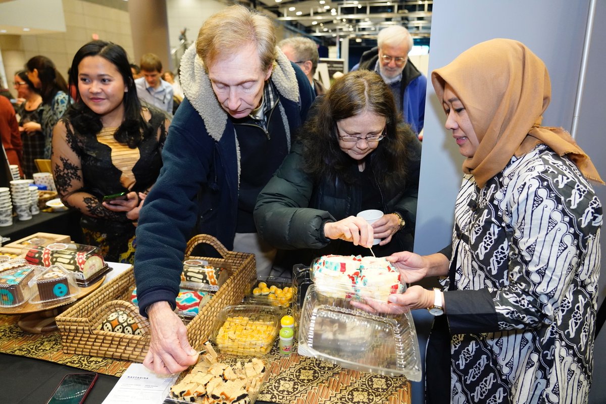 A big thank you to Dua Coffee DC and The Nastarina for representing Indonesia as well as bringing delicious coffee and artisan cookies to Washingtonians this winter season #Winternational2019 <a href="/KBRIWashDC/">Indonesian Embassy DC</a> <a href="/ReaganITCDC/">Ronald Reagan Bldg</a>