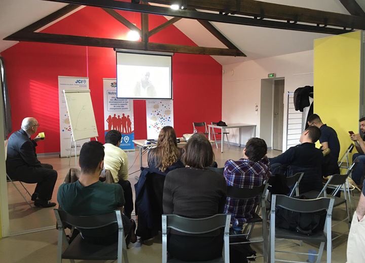 JCERouenM's tweet photo. Ce matin :Atelier La Théorie du Donut de Kate Raworth par Thierry Gonard quelles solutions pour notre avenir face au changement climatique et à l'explosion démographique ? Une façon d'aborder l’Économie plus responsable et prenant compte de la multiplicité des richesses humaines https://t.co/a41C8bhHxu