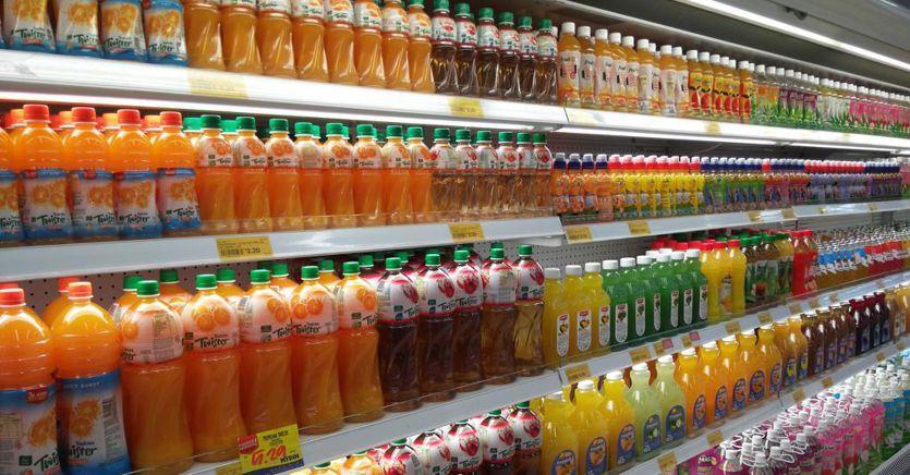 sole24ore's tweet photo. Sugar tax, «anche con il rinvio 5mila posti di lavoro a rischio». Le imprese in rivolta contro la misura https://t.co/h40NY4kdqj https://t.co/p2Cqts8k0B