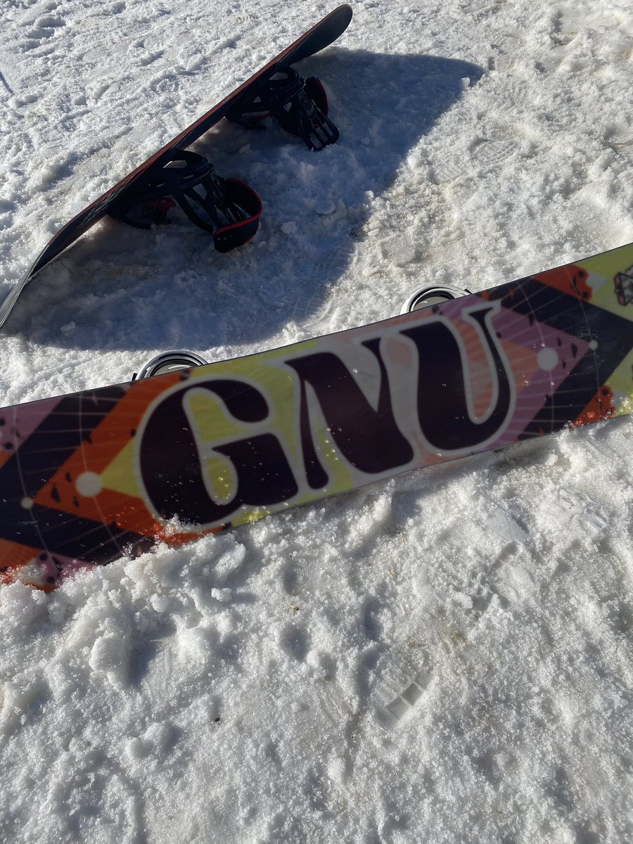 gusraggio's tweet photo. When foss nerds go to the mountains, @fsf is that you ? #boardersfoss #skiftw #snow #powpow #GNU #linux https://t.co/0bSlg59QEW