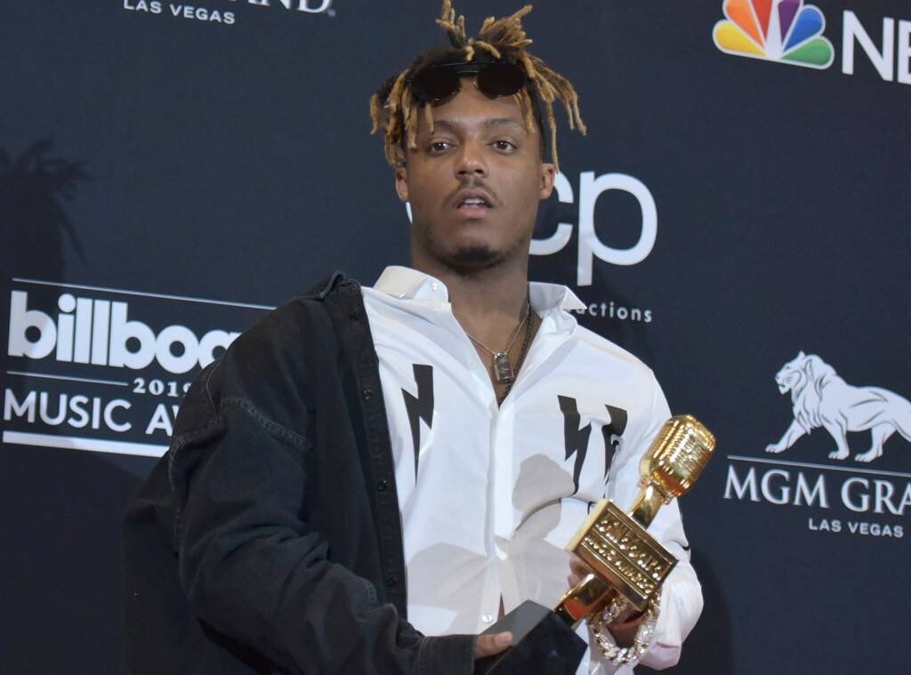 FiiestyBlu_'s tweet photo. Juice WRLD, known for the song “Lucid Dreams” who emerged from the streaming platform SoundCloud in recent years, died on Sunday (12-8-19) the authorities said. He was only 21. https://t.co/T9ANniFCTz